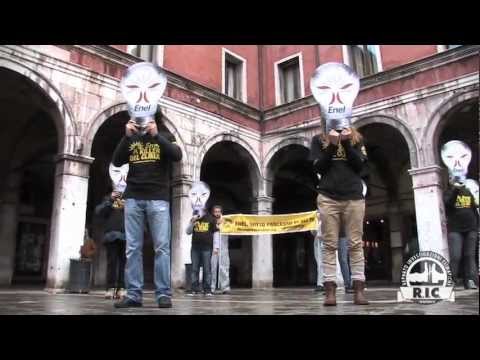 Il flash mob di Greenpeace contro Enel
