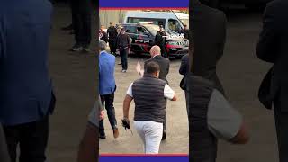 لحظة وصول عبد اللطيف الحموشي إلى مركب محمد الخامس لمتابعة أجواء الديربي البيضاوي عن قرب thumbnail