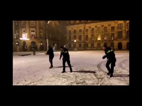 Polizei Amsterdam Macht Eine Schneeballschlacht mit Bürgern 5 Uhr Morgens