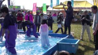 preview picture of video '根室産業フェスティバル 2008 (根室産業Festival 2008) - Kids catch Salmon'