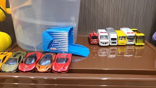トミカのミニカーを開封して、でるでるバケツから走らせてみた🎵[走行編]　ASMR　フェラーリ　マクラーレン　ランボルギーニ　救急車　バス　トラック　建設車両