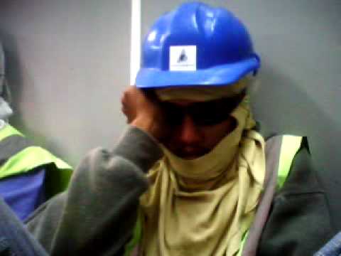 qatalum worker at work!! - our very hard working astaldi electrician joel gimeno & roland .mpg