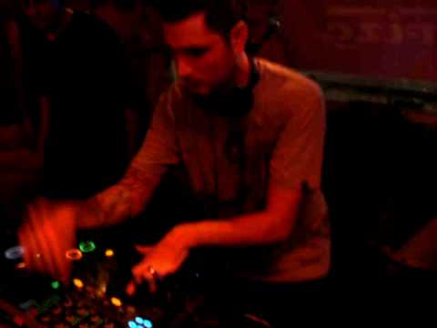 Sean Tyas @ Threesome @ ADE 2009 - CDJ close-up