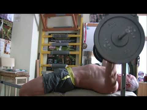 Weteran 71 lat trenuje WL z podciąganiem na drążku 2021 02 09