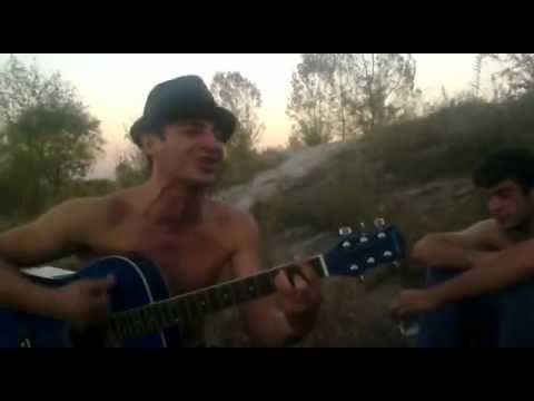 Под гитаруу