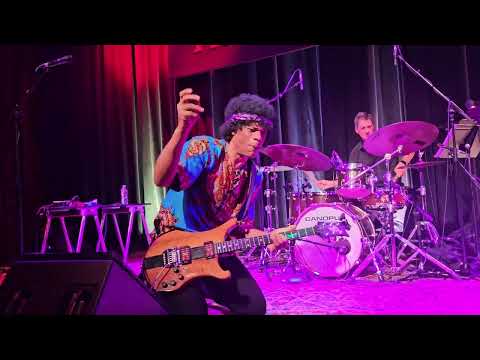Live video of Stanley Jordan's solo in his cover of Jimi Hendrix' "Voodoo Chile."