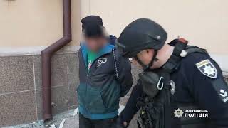 Мужчина обокрал раненого в Сумах после удара (видео)