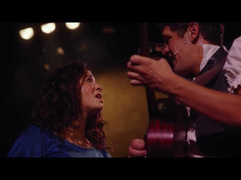 Bianca est une jeune fille de bonne famille. Vient pour elle le moment de se marier avec un homme...