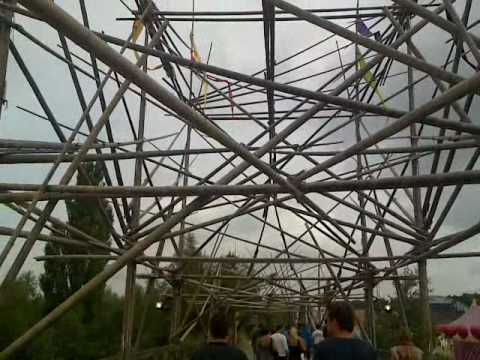 Houten constructie brug & cafe d'Anvers stage @ Tomorrowland 25-07-2010