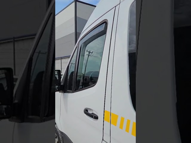 Mercedes Sprinter W907/W910 2018- рр. Вітровики вставні (напівпрозорі, 2 шт., Cagatay) Video 1