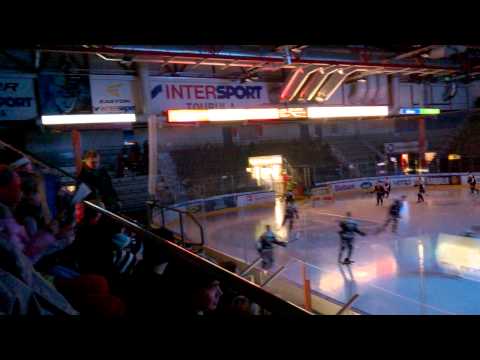 A JYP-Akatemia - KeuPa mérkőzésre érkeznek a játékosok