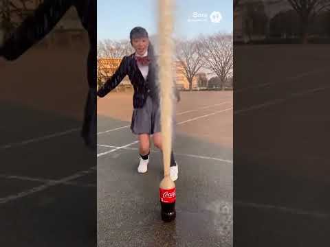 女子高生がメントスコーラをして、ひっくり返る