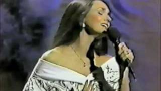 Crystal Gayle - cry - interview