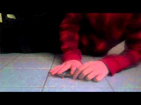 como hacer un varial flip fingerskate