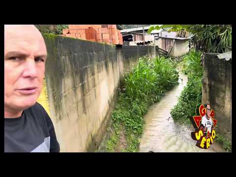 VEREADOR VALTER CAMARGO MOSTRA A SITUAÇÃO DO CORREGO NA BAIRRO DOS RITAS.