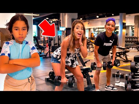 Arthur became Julia's personal stylist, but it seems she didn't like it.