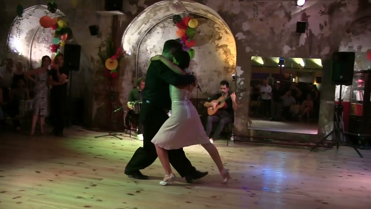 Anniversaire Moira Daloia suivi d'une valse avec Diego Riemer
