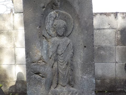 Un grupo de estructuras de piedra en las ruinas del templo Anyoji...Kamioshima-cho, ciudad de Takasaki/Gunma