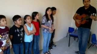 preview picture of video 'Un Día Caminaba - Coro Infantil BETHEL.mp4'