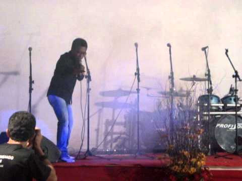 Osmar de Paiva Cantando e Ministrando a Palvara de Deus.MPG