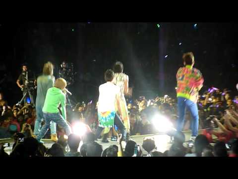 SHINee sings Replay  SMTown at the Staples Center, Los Angeles
