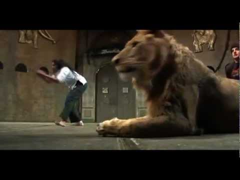 Đùa với Sư Tử tí nữa thì bị cắn chết -_-