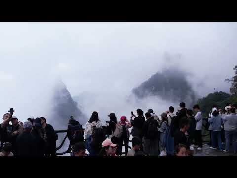 Mais de 5 milhões de turistas visitam a área panorâmica da montanha Tianmen, estabelecendo um novo recorde anual em Zhangjiajie