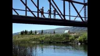 preview picture of video 'Salto al río Aluminé desde un puente.'