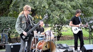 Street performers: Kino - &quot;Close the door behind me, I&#39;m leaving&quot;