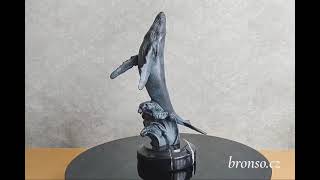 Bronzová socha Keporkak – Signovaná plastika Moore na mramorovém podstavci