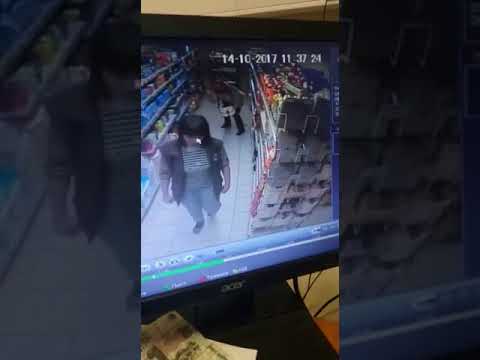 Баба срет в магазине. the woman smashes in the store