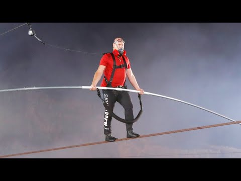 ハイワイヤーデアデビルのニック・ワレンダが火山横断で生還 (High Wire Daredevil Nik Wallenda Survives Volcano Crossing)