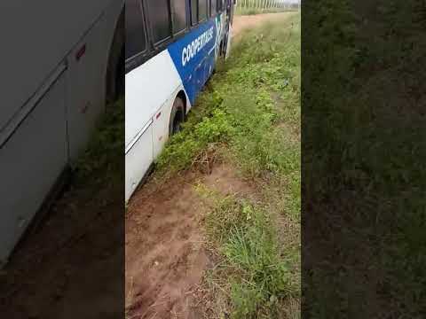 MIRA GERAL - [VÍDEO] Micro-ônibus atola em trecho de rodovia estadual SE-175 no Sertão