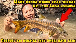 Download lagu DEDE INOEN HARVESTS RIVER FISH WITH BARE HANDS mp3 Download lagu DEDE INOEN HARVESTS RIVER FISH WITH BARE HANDS mp3