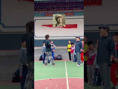 大爷不愧是80年代的霹雳舞王，有点东西！#霹雳舞#街舞#林文信#运动#机械舞 #跑酷 #搞笑 #搞笑视频 #极限运动 #parkour #funny