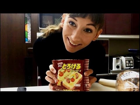 オージーガールが初めて日本で朝食を作る (Aussie girl makes breakfast in Japan for first time)