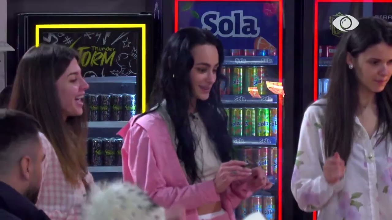 “Çmendem moj…”/ Gjesti shijon këngën, teksa banorët këndojnë dhe kërcejnë nën ritmet e muzikës