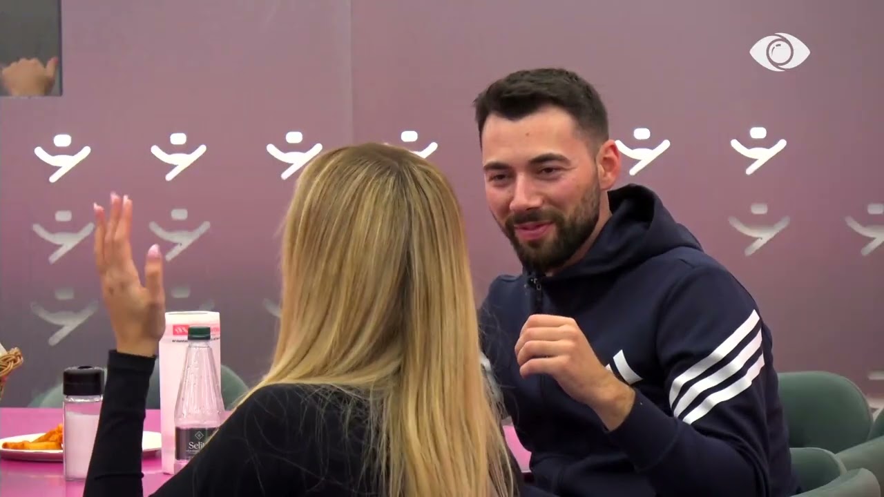 Angelo i mëson Lore urimin e fundvitit nëpërmjet gjuhës së shenjave