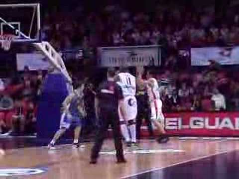 21 24-11-07 BCO-Bree - Agressieve reactie van Perkins die bi