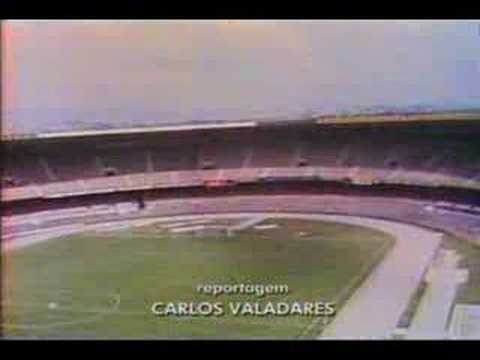 Nelinho chutando a bola pra fora do Mineirão