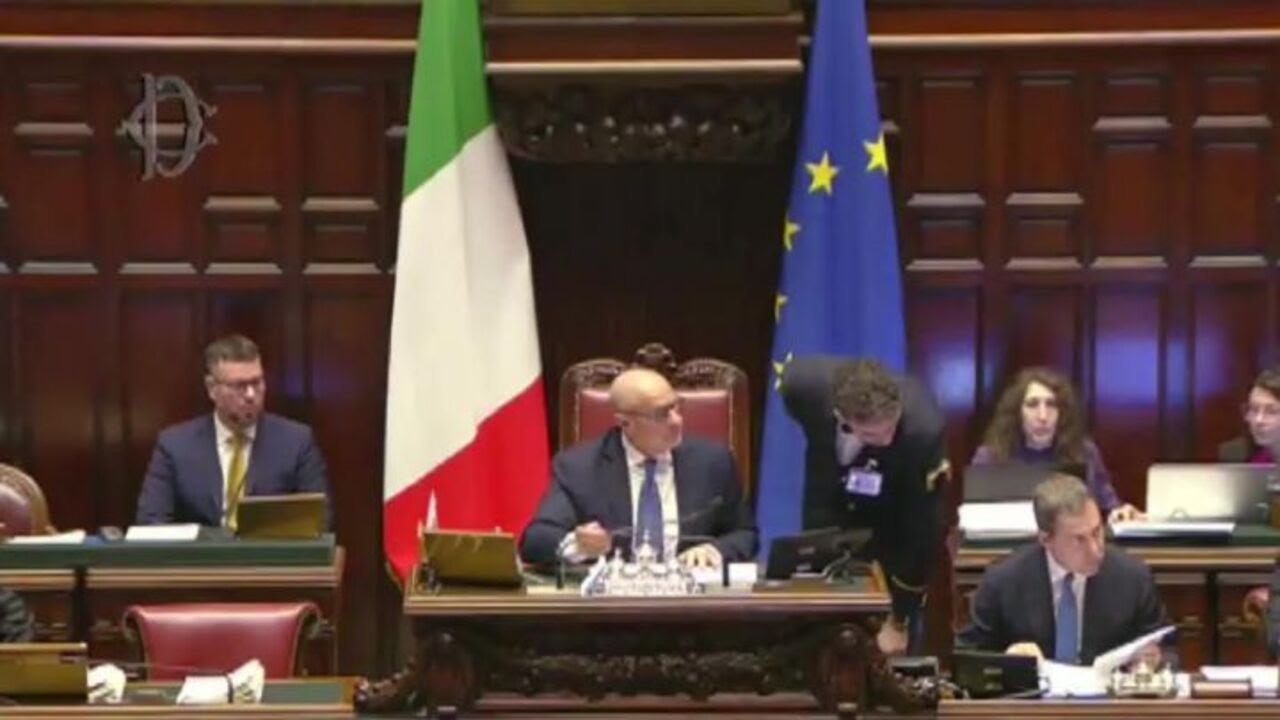Schlein in Aula legge letterina di Natale a Giorgia Meloni: “Realtà italiani sempre più dura”