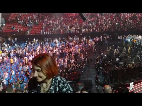 Brian May, Montserrat Martí, Graham Gouldman, Jeff Scott Soto and Serj Tankian - The Show Must Go On