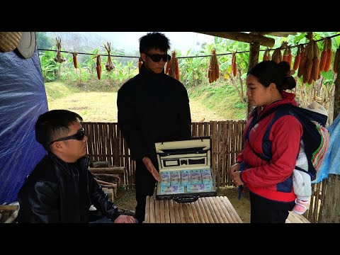 Unexpectedly, two strangers brought Tử Vân a large sum of money.