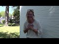 Ingrid zo blij met verrassing dat ze de afstandsregel even vergeet