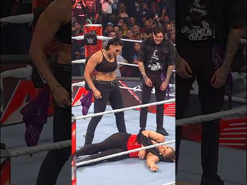 Niente impediva a Rhea Ripley di raggiungere il suo Dom Dom 😈