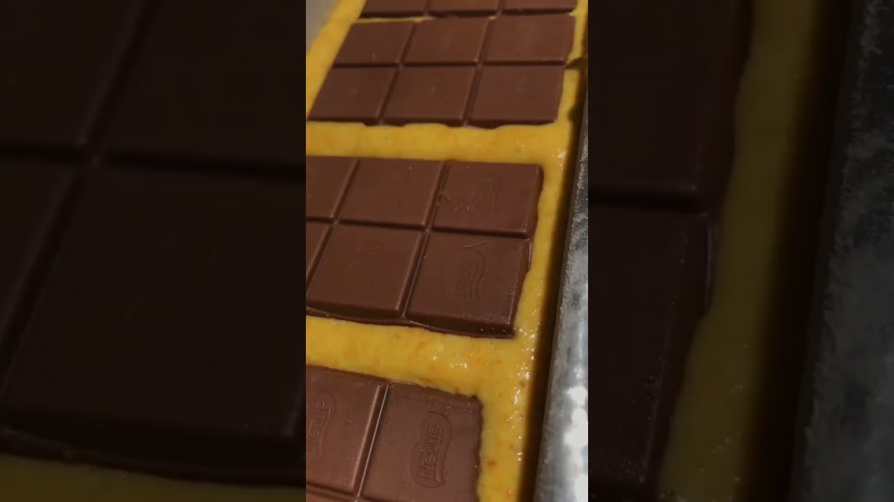Bolo de cenoura com barra de chocolate | bolo de cenoura que sai recheado