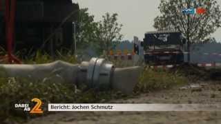 preview picture of video 'LKW kippt in Hochwasser'