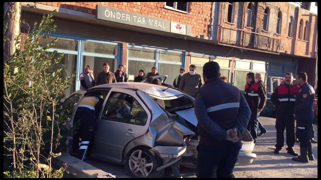 Kaldırıma Çıkan Otomobil Yayalara Çarptı: 3 Yaralı