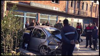 Kaldırma Çıkan Otomobil Yayalara Çarptı: 3 Yaralı