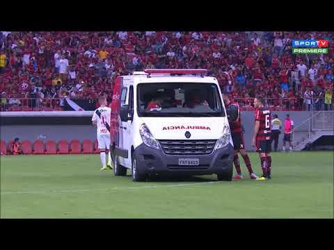 Jogadores empurra Ambulancia no jogo Flamengo x Vasco 2018